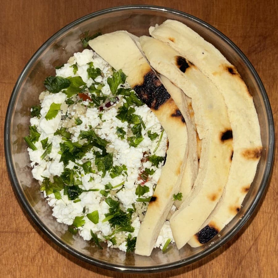 Taboulé libanais, feta et pain pita